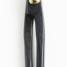 Laden Sie das Bild in den Galerie-Viewer, Close up on handle front's engraving