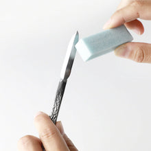 Load image into Gallery viewer, Hand cleaning the blade of a steel chisel with soft grade sap Eeraser