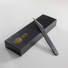 Laden Sie das Bild in den Galerie-Viewer, Wazakura Kiridashi Knife - Japanese Marking &amp; Woodworking Knife (18mm)
