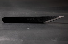 Laden Sie das Bild in den Galerie-Viewer, Wazakura Kiridashi Knife - Japanese Marking &amp; Woodworking Knife (18mm)
