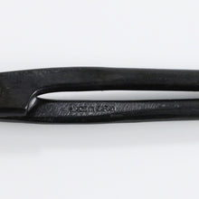 Laden Sie das Bild in den Galerie-Viewer, Twig Scissors handle with Made in Japan engraving
