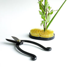 Load image into Gallery viewer, Ikenobo scissors with sun and moon kenzan
